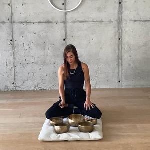 מדיטציית צלילים ואפרמציות חיוביות לנשים