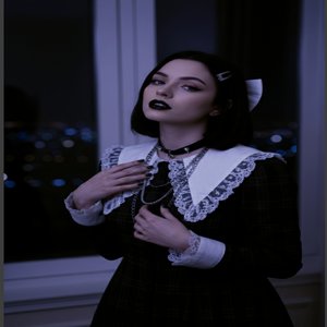 Niña en las paredes