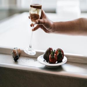 יש לה כסף כמו מים