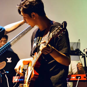 边疆的姑娘 伴奏