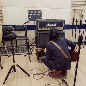 坐在门前的老人家