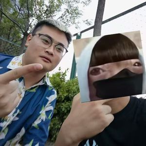 Kanye把丝袜送给了秃子