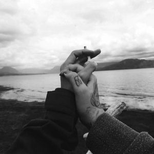 i know what it's like to kiss someone u love