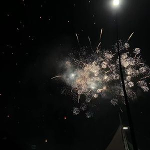 纸飞机穿过日晕