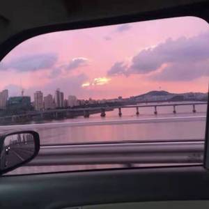 跑在夏天的夕阳里