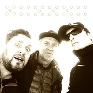 Ложка из под салата и два огурца