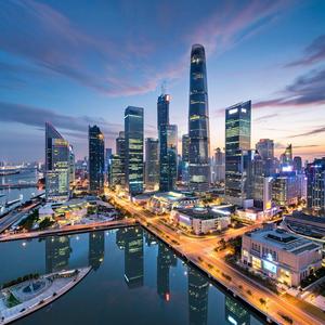 Город живет