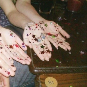 坐在悬崖边秋千上书写青春畫卷