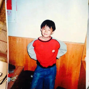 就像小时候呆在校长室没写作的我紧张的气氛焦虑的情绪环绕着我的一切就如现在一样