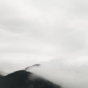 当泪掉进屏幕 你那边会下雨吗