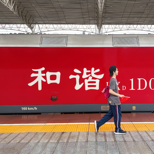 湛蓝的天下我轻轻唱