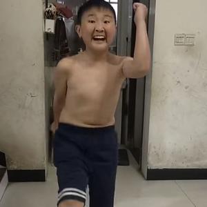 魔怔捶背哥地铁逃生