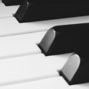 亚麻色头发的少女