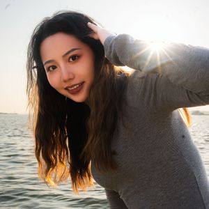 我们坐在岩石上看海