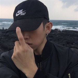 两个人靠在一起就暖和了