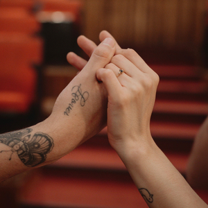 TE COMPRÉ ESTE ANILLO...