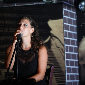 רגליים יחפות