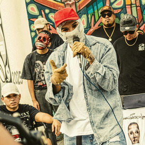 Me Estoy Yendo por la Banqueta