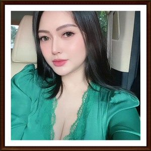 หยดน้ำค้างบนกลีบดอกไม้