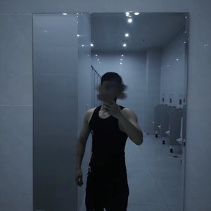 后视镜上的雨滴
