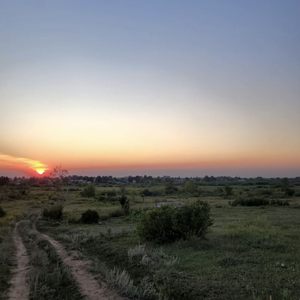 я лежал кутаясь в свой краешек одеяла