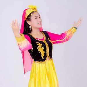 女孩和她洁白的宠物鸭