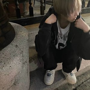 究竟要多少眼泪 才能把心碎熬成无所谓