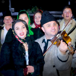 Hai Creștini Să Colindăm