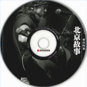 独自坐在角落里的女人