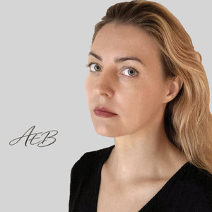 Mai Bine Rămân O Fetiță (Autoportret)