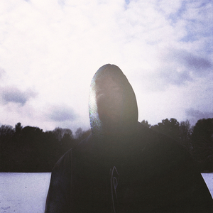 Посередине