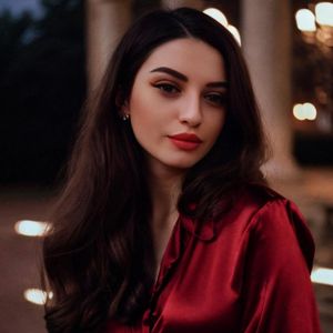 Шипами ранила