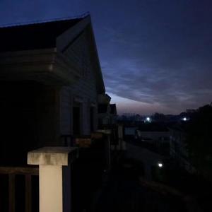 然后给你光，然后让你呐喊，让你欣赏绝望.