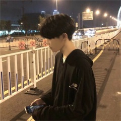 她是个二十几岁的姑娘