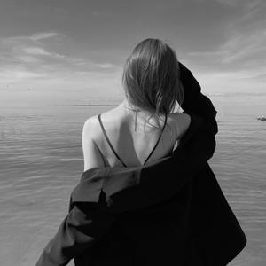 ស្រក់ទឹកភ្នែកពេលកំពុងញញឹម