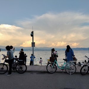 最甜的恋爱是有人陪你一起当小孩