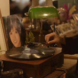 在 秋 天 遇 到 的 那 个 女 孩