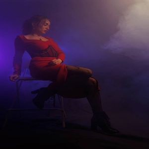 По телу ток