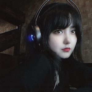 在草地上肆意奔跑