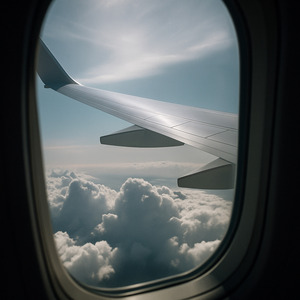 Dormire ad alta quota (Suoni dalla cabina di un aereo in volo)