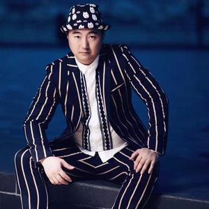 勇敢吧(主题歌)-万里 伴奏