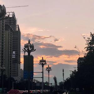 如秋水澄澈，似暮霭沉沉