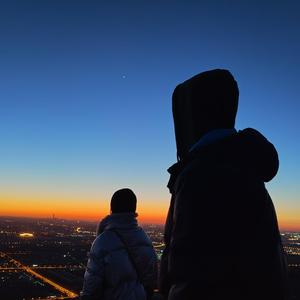 “我望着天空想着你”