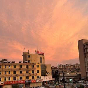 茶香与夕阳交织的阳台时光