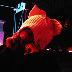 2077摇滚青年在末日吧台点了一杯紫色欲望