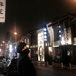 你必须在一个荒唐的夜，骑着摩托穿过下雨的街