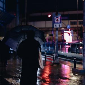 夜の雨と車