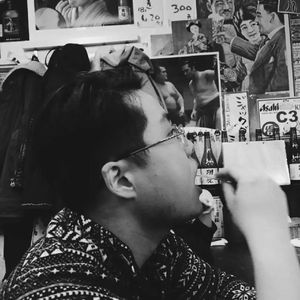 是谁再坐月亮船呀 快来我怀里 我抱抱你吧