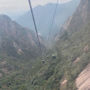 风吹过老屋的檐角