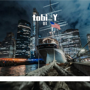 纸船在雨季中漂泊